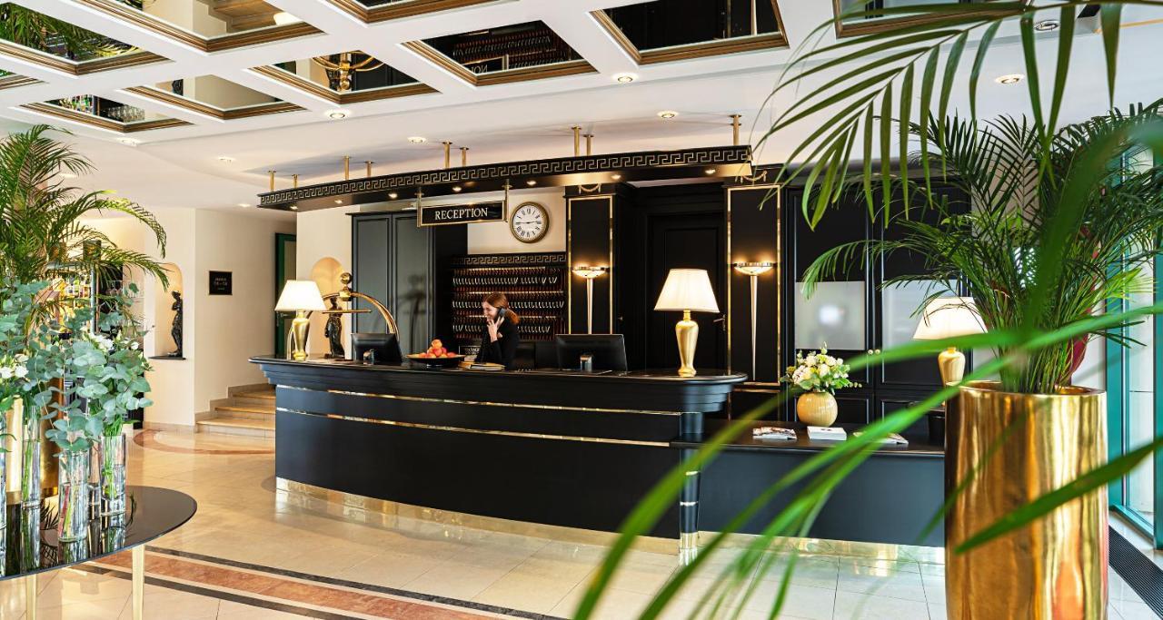 Victor'S Residenz-Hotel Schloss Berg Ненниг Экстерьер фото Reception desk at a hotel