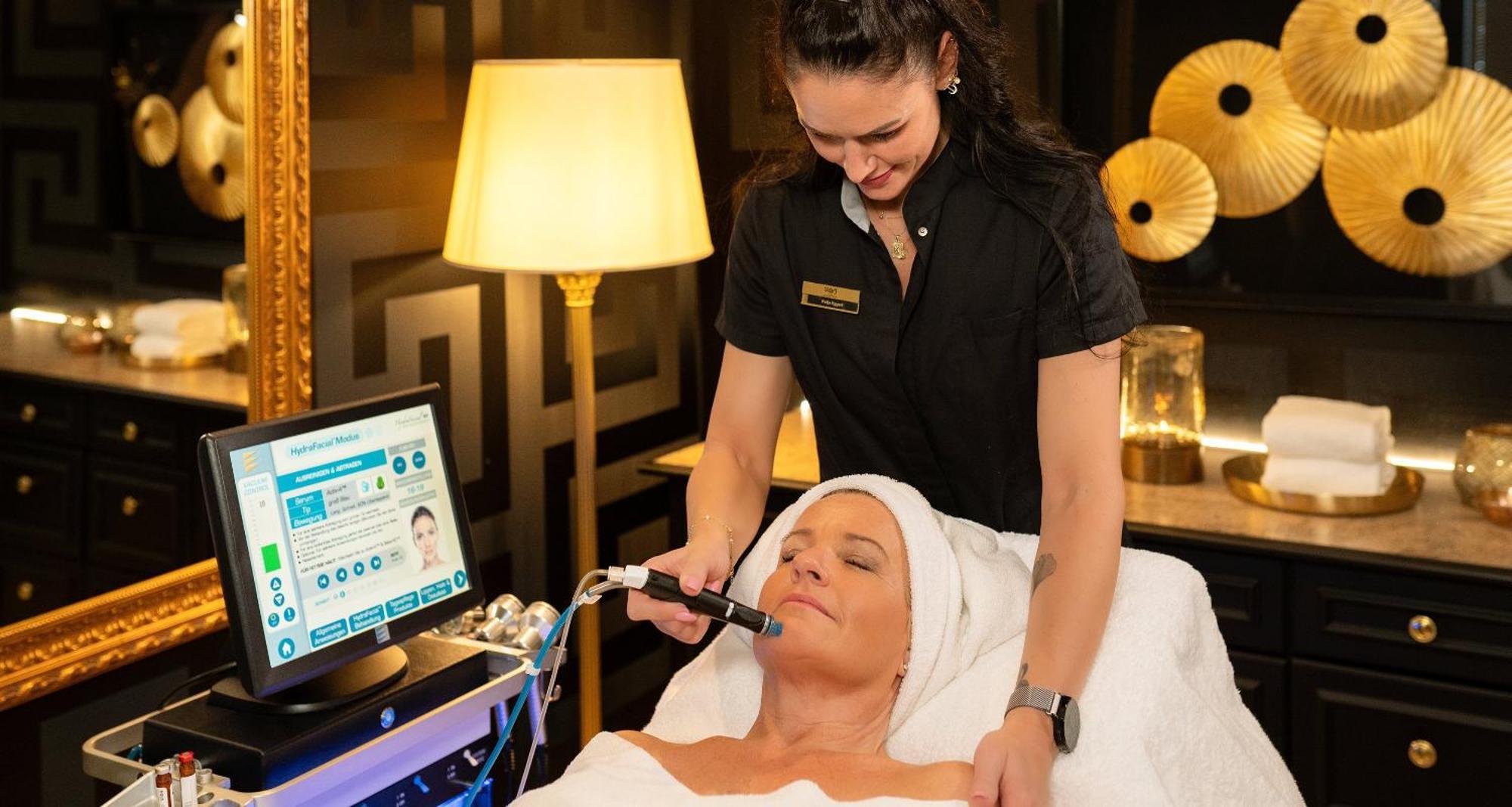 Victor'S Residenz-Hotel Schloss Berg Ненниг Экстерьер фото A woman receiving a facial treatment