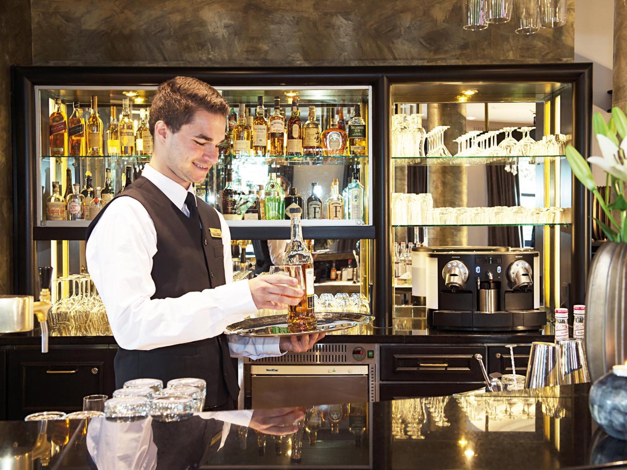Victor'S Residenz-Hotel Schloss Berg Ненниг Экстерьер фото A bartender at work