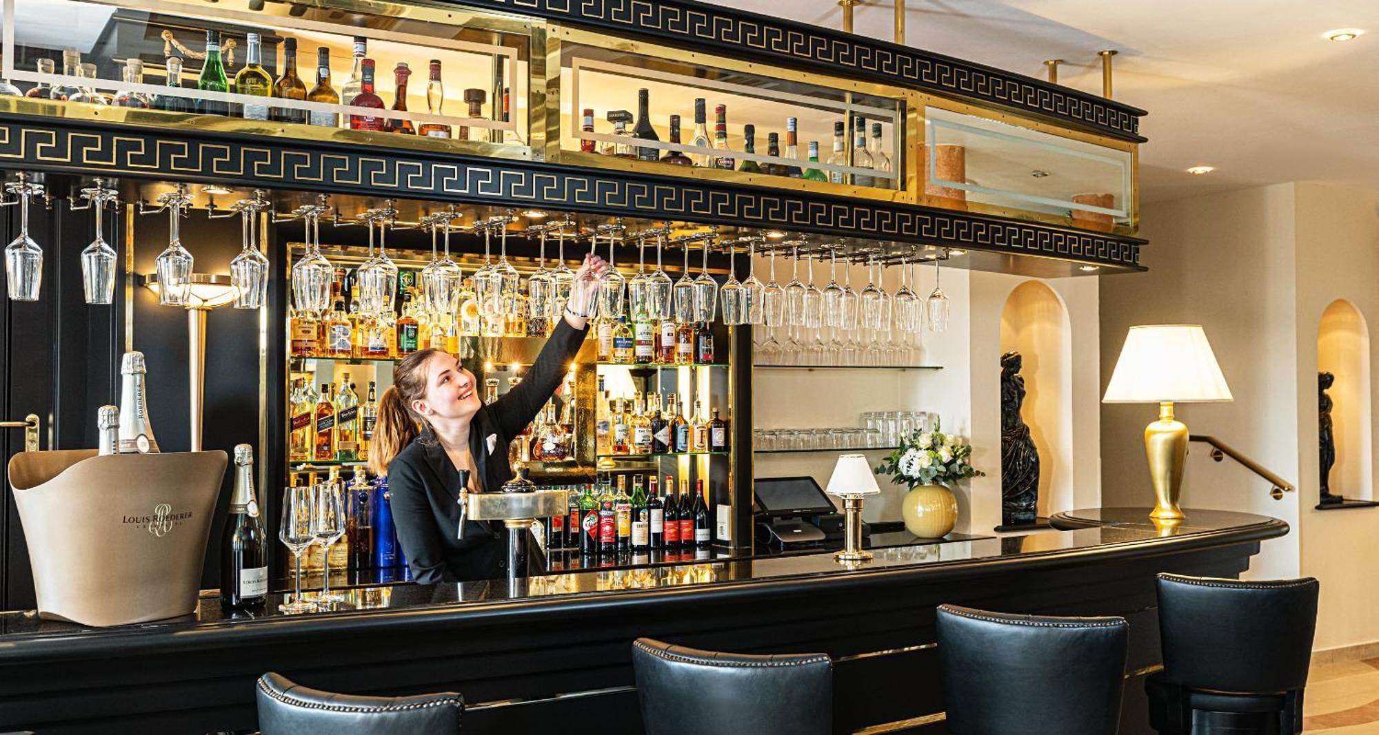 Victor'S Residenz-Hotel Schloss Berg Ненниг Экстерьер фото The bar at the hotel