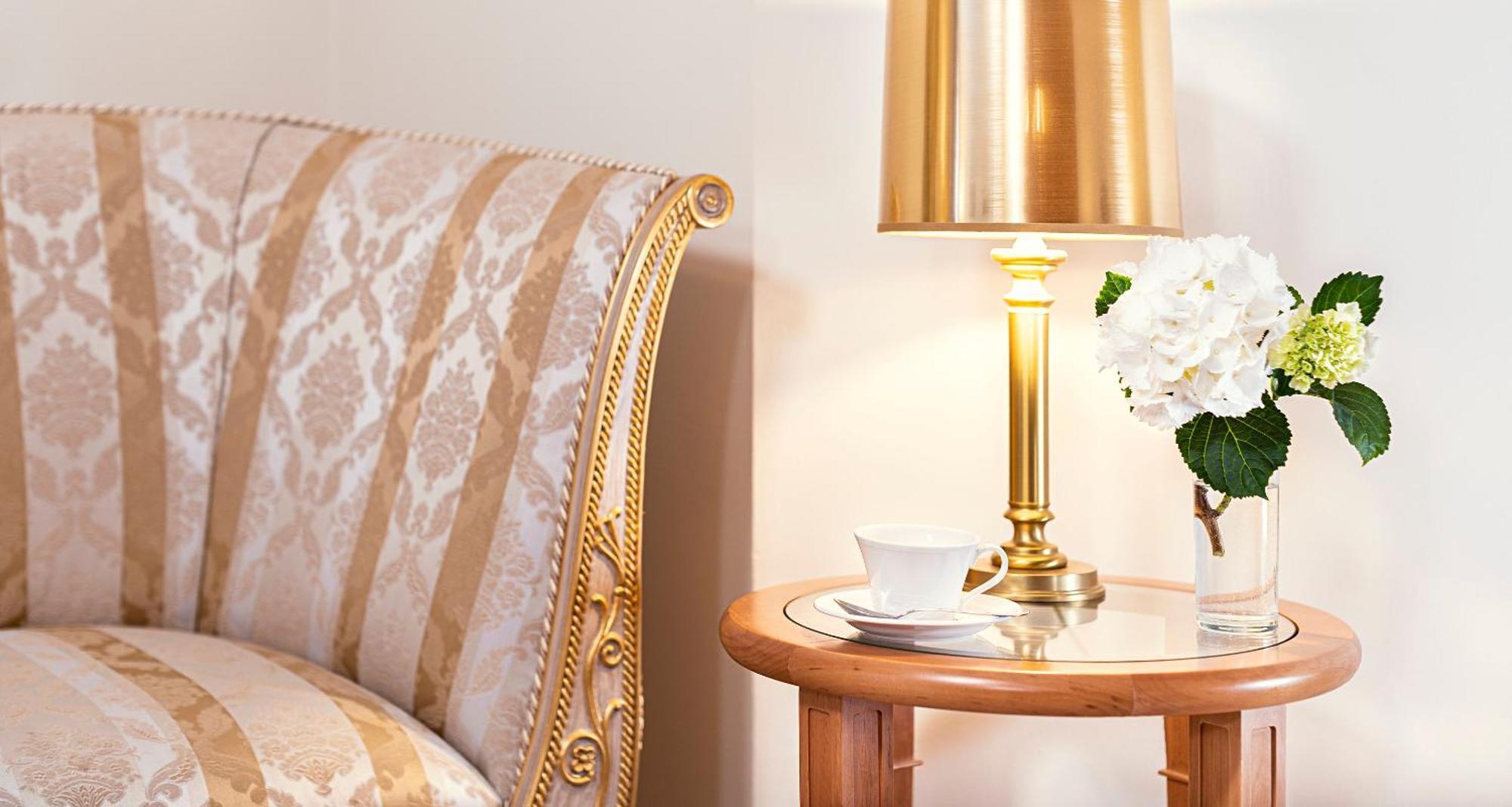 Victor'S Residenz-Hotel Schloss Berg Ненниг Номер фото A lamp on a bedside table