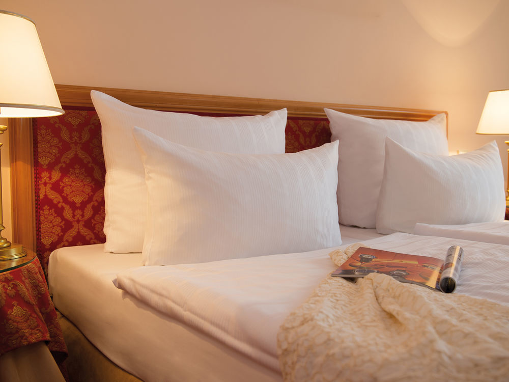 Victor'S Residenz-Hotel Schloss Berg Ненниг Экстерьер фото Pillows on a bed